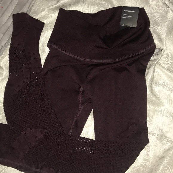 Victoria Secret leggings distressed highwaist NWT - Picture 4 of 4